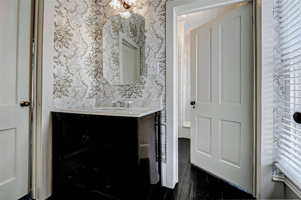 This charming bath includes a shower/tub combo.