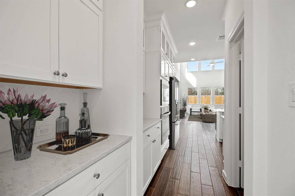 Butler's pantry between dining room and kitchen (*Photo not of actual home and used for illustration purposes only.)