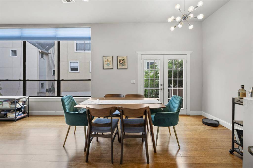Dining and Balcony Nr1