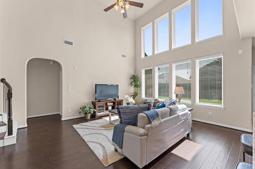This cozy yet open space invites both grand celebrations and quiet evenings.