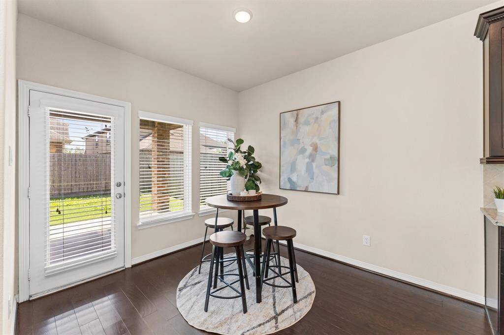 The breakfast area, filled with natural light, is perfect for slow mornings and sunny starts.