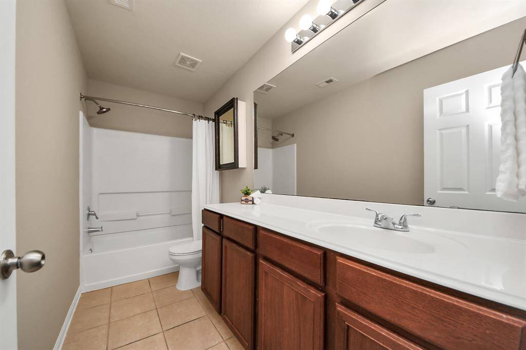 Secondary Full Bathroom with Shower/Tub combo