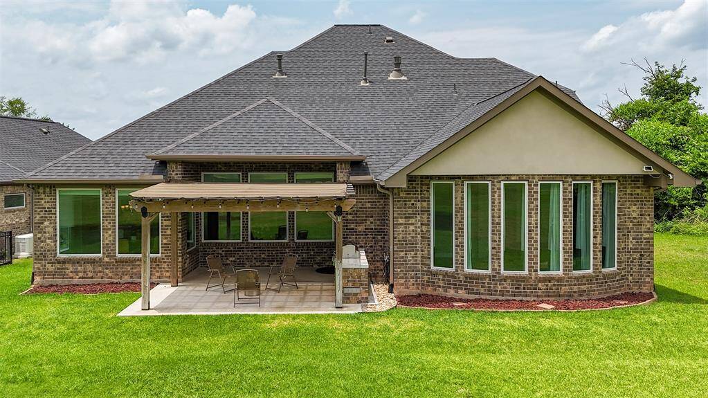 Step outside to the backyard and imagine relaxing evenings or lively weekend get-togethers in this spacious, inviting outdoor area.
