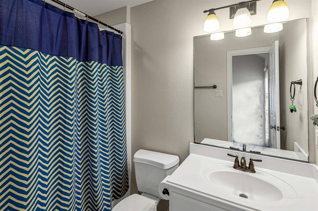 Tub/shower combo full bath for upstairs bedroom number three