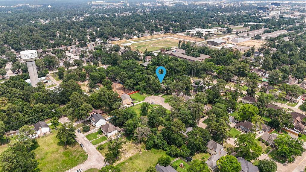 Conveniently located near everyday essentials, dining spots, and shopping destinations—everything you need is just minutes away.