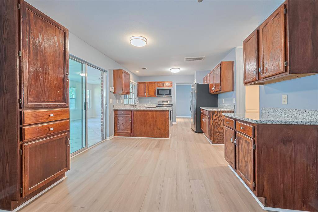 Looking into the kitchen area from the livingroom.
