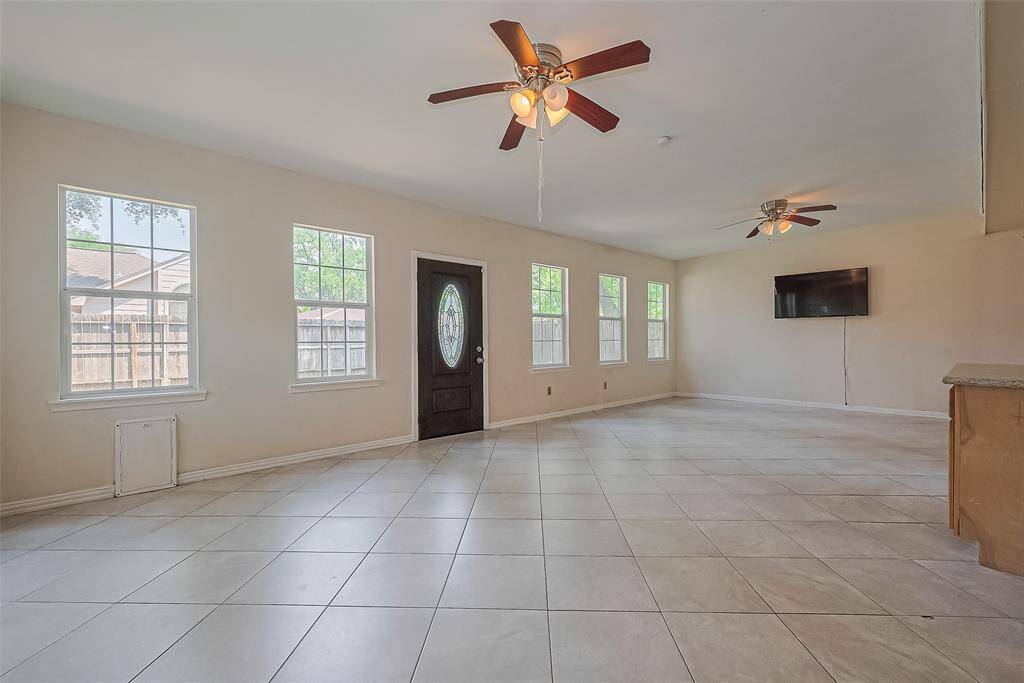 This flex room has so much potential.