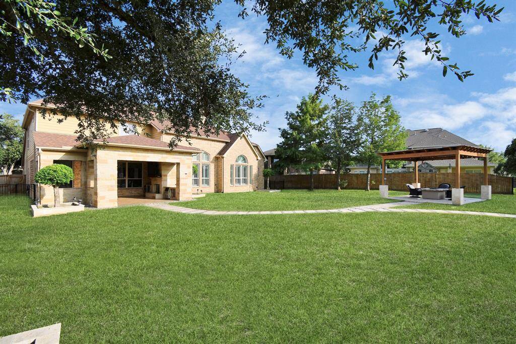 This enormous backyard is designed to be a multifunctional outdoor space that caters to a range of activities and preferences. With carefully planned zones for dining, relaxation, recreation, and gardening, it creates an inviting and versatile environment for family gatherings, entertaining guests, and enjoying nature.