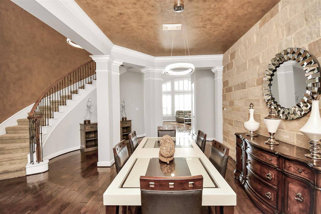 The entrance of the house, with its grand staircase and elegant design elements, sets the tone for the luxury and refinement that defines the entire residence. The combination of rich materials, intricate detailing, and thoughtful lighting creates a dramatic and inviting welcome, showcasing the home’s exceptional craftsmanship and style.