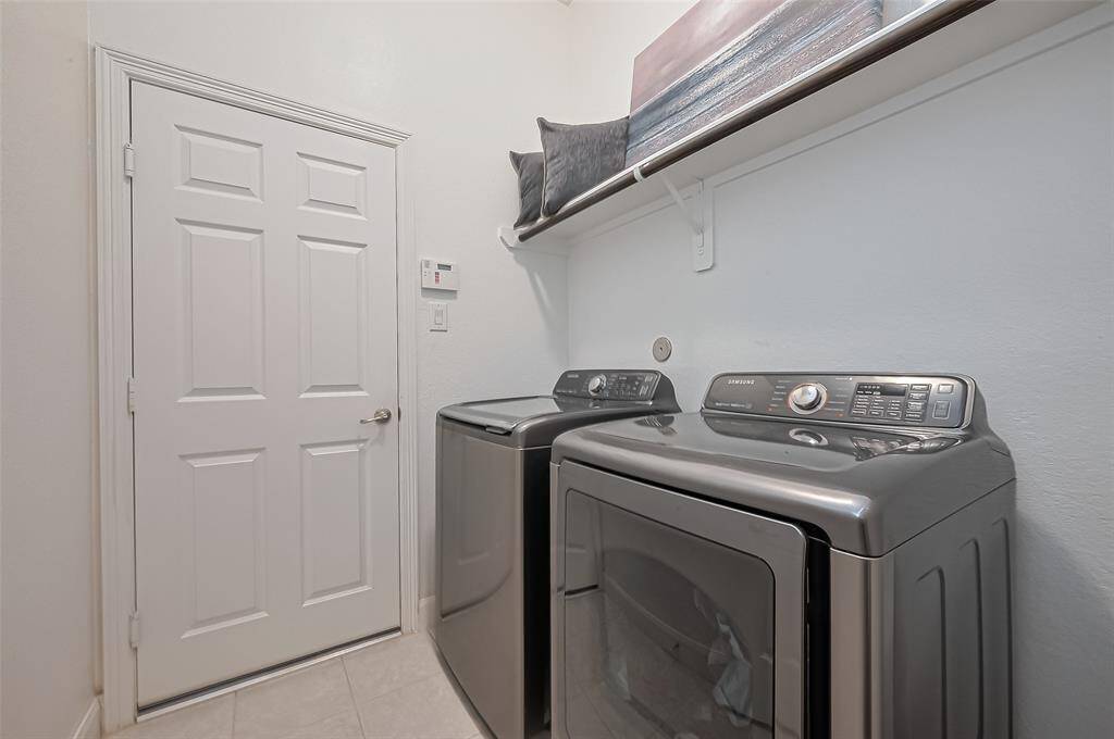 Washer Driver available!This laundry area offers built-in overhead storage, perfect for keeping laundry supplies organized.