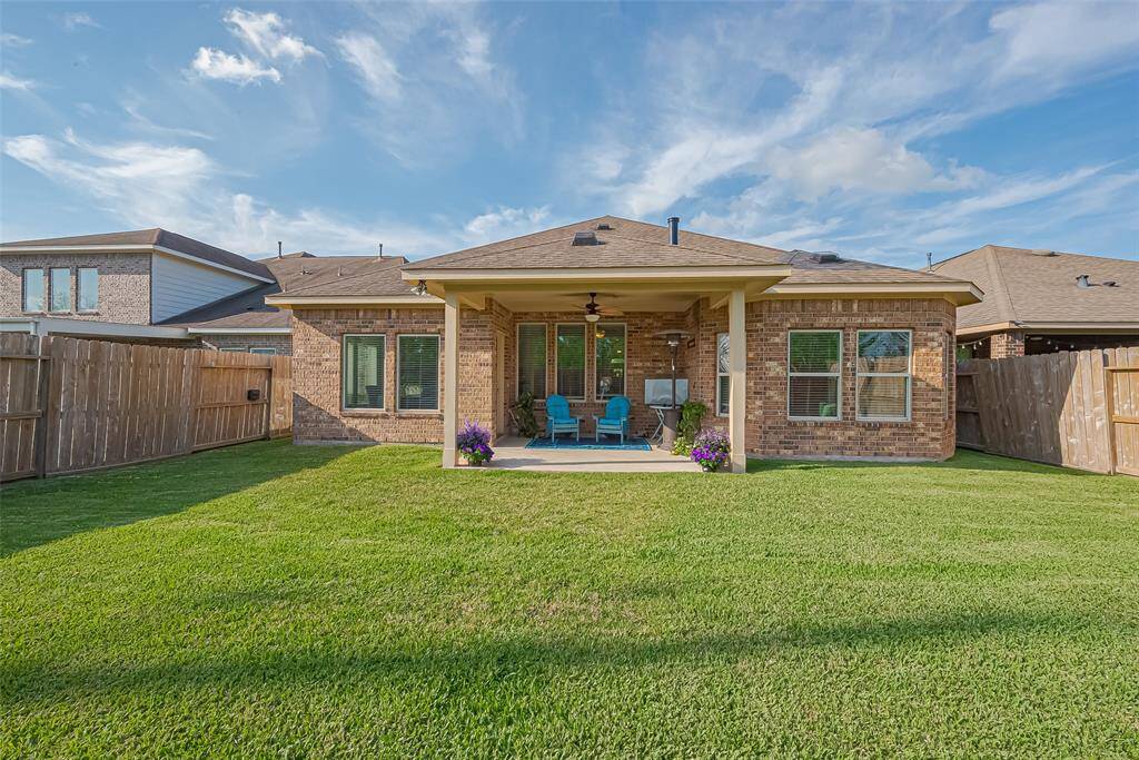 Welcome to 10147 Deerpark Drive, nestled in the highly sought-after Sienna Plantation subdivision! A home wiith a beautifully maintained backyard perfect for outdoor gatherings, playtime, or simply enjoying the fresh air in a peaceful setting.