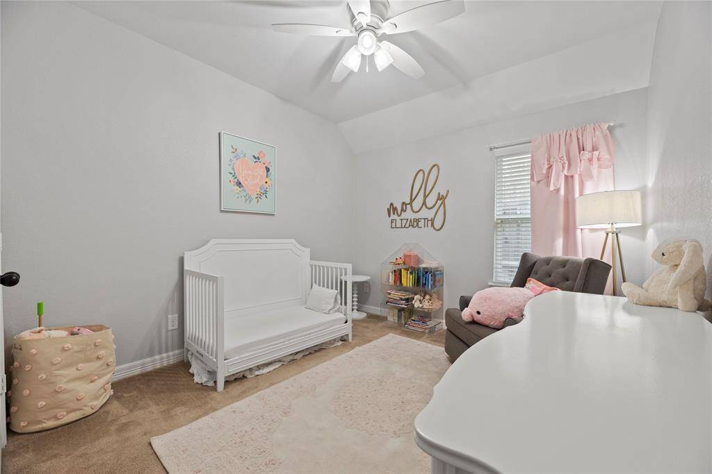 Secondary bedroom, spacious and bright.