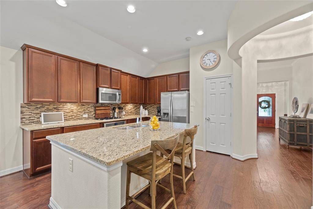 Large island with breakfast bar seating.