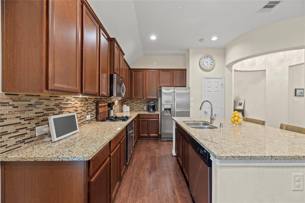 Stunning glass tile backsplash.