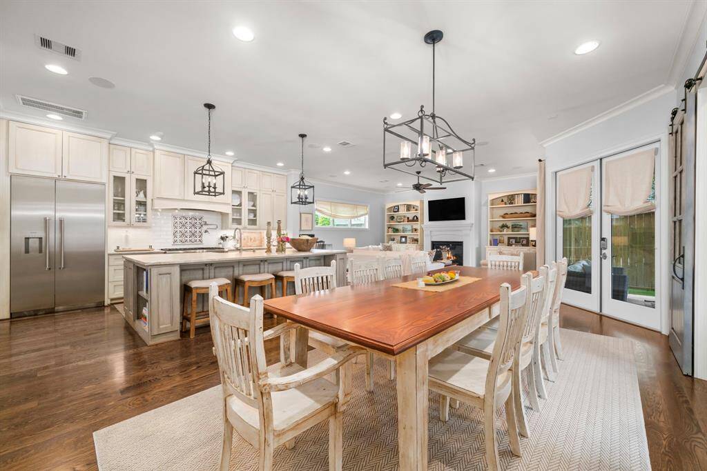 DINING AREA - Open to the kitchen island, such a perfect space for family gatherings.
