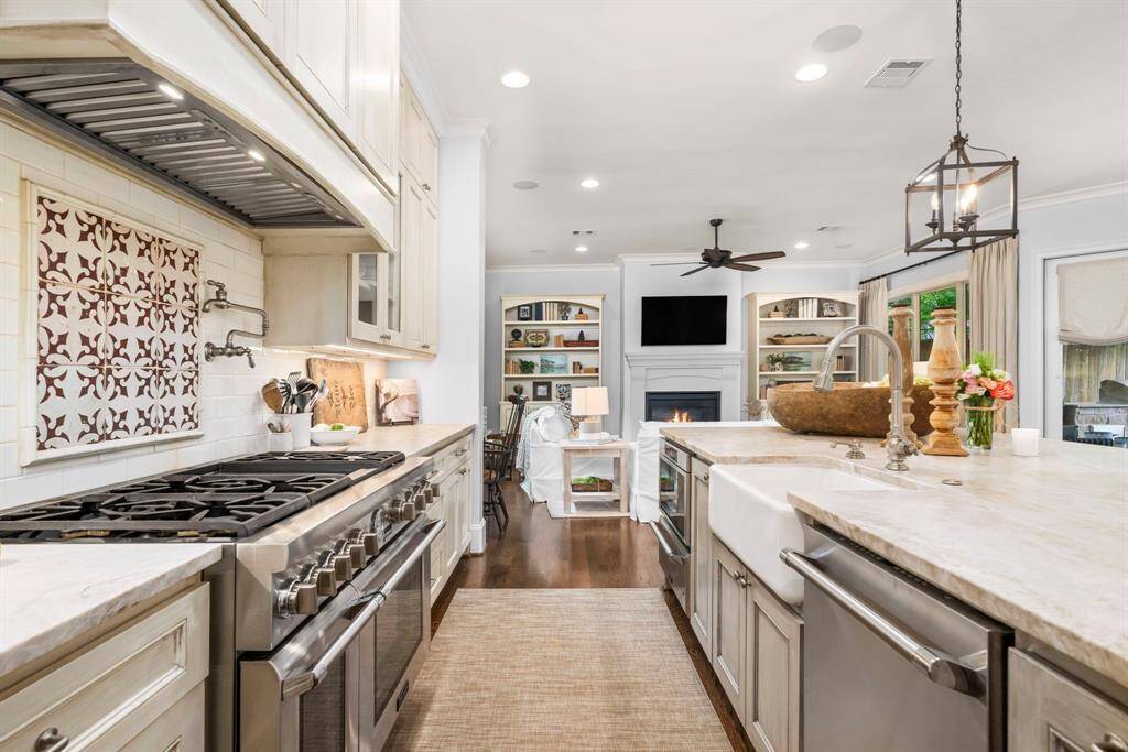 KITCHEN - Beautiful custom kitchen with 48" Thermador double ovens, 6 burner gas cooktop and griddle, microwave oven, warming drawer and farmhouse sink.