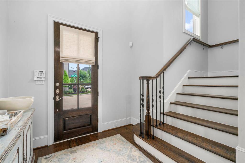 ENTRY/STAIRWAY - Stairway to comfort, leading up to 3 beautiful bedrooms, 3 bathrooms and cozy family room retreat on the second floor.