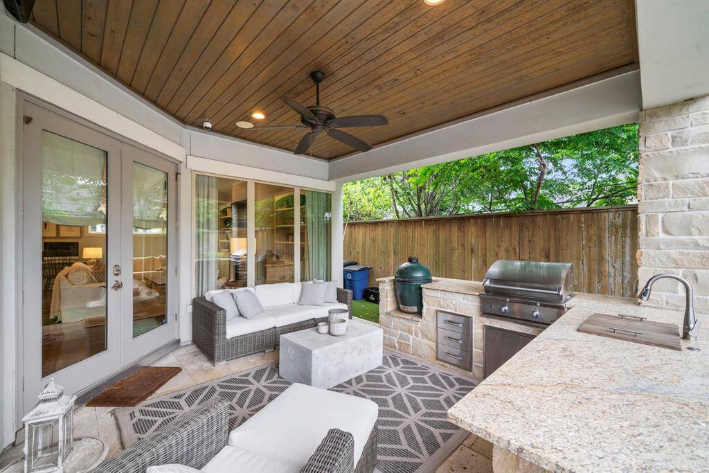 CUSTOM OUTDOOR KITCHEN