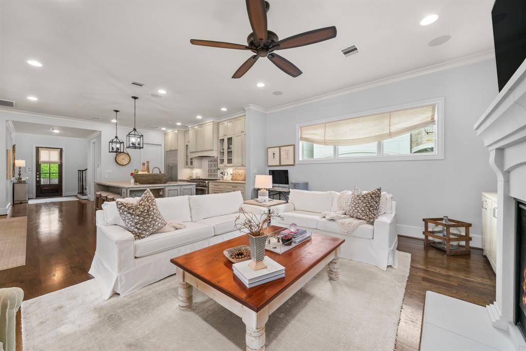 DEN - Perfect for family gatherings.