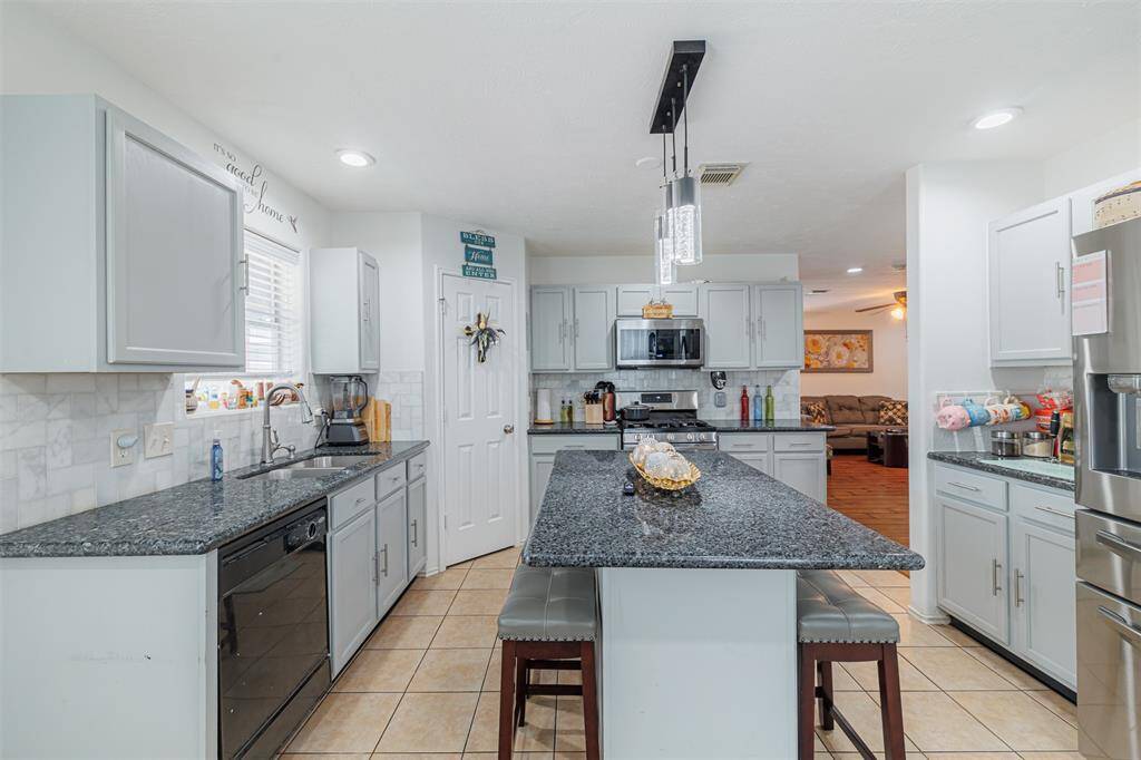 Renovated modern Kitchen!