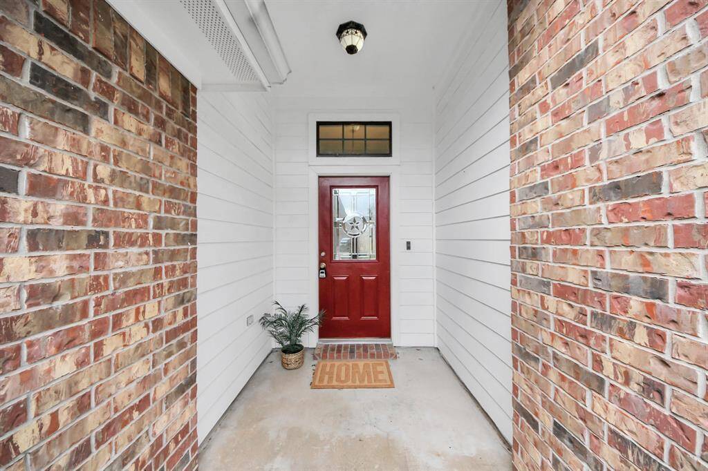 Front, covered porch gives off welcoming vibes