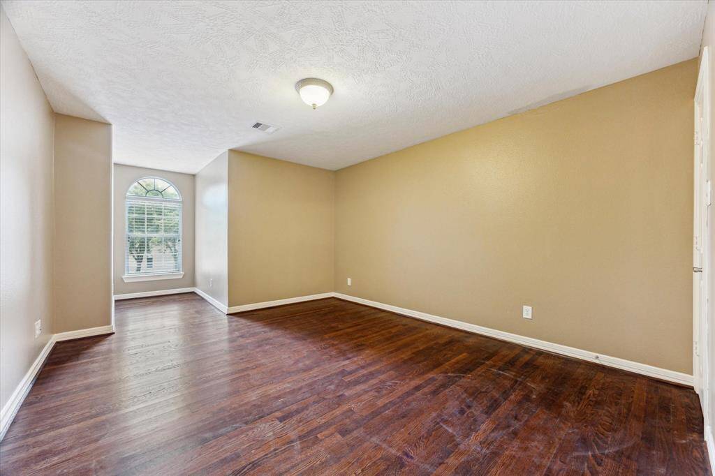 large bed room with walk in closet on upstairs with Hollywood bath
