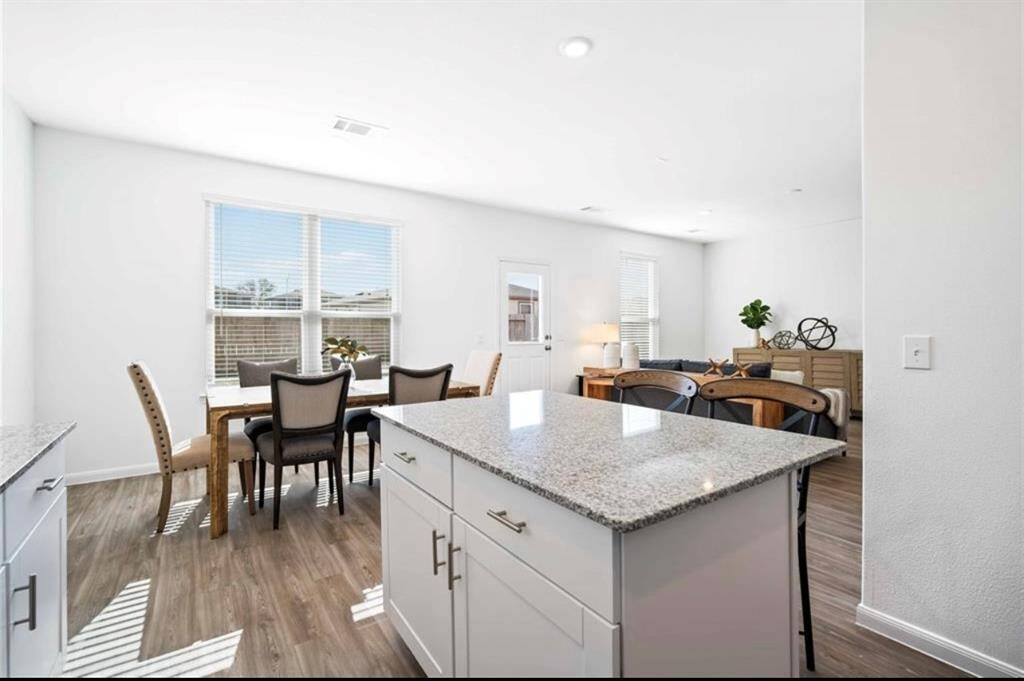 KITCHEN/DINING