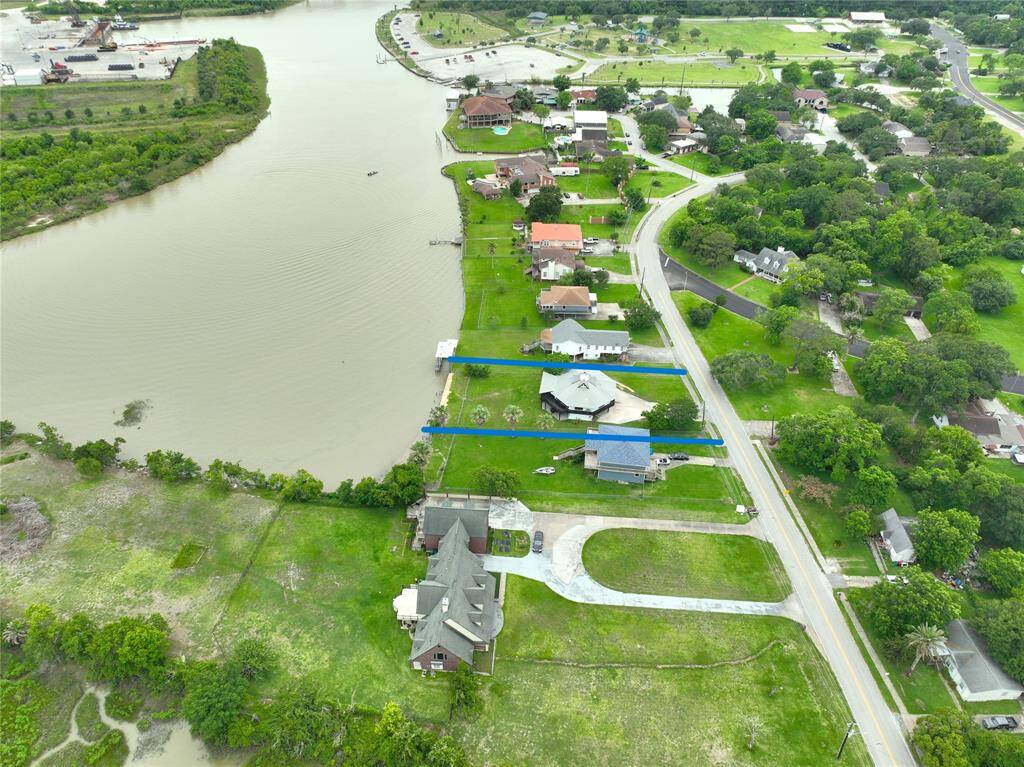 Just down the road from the impress Roseland park and boat ramp.