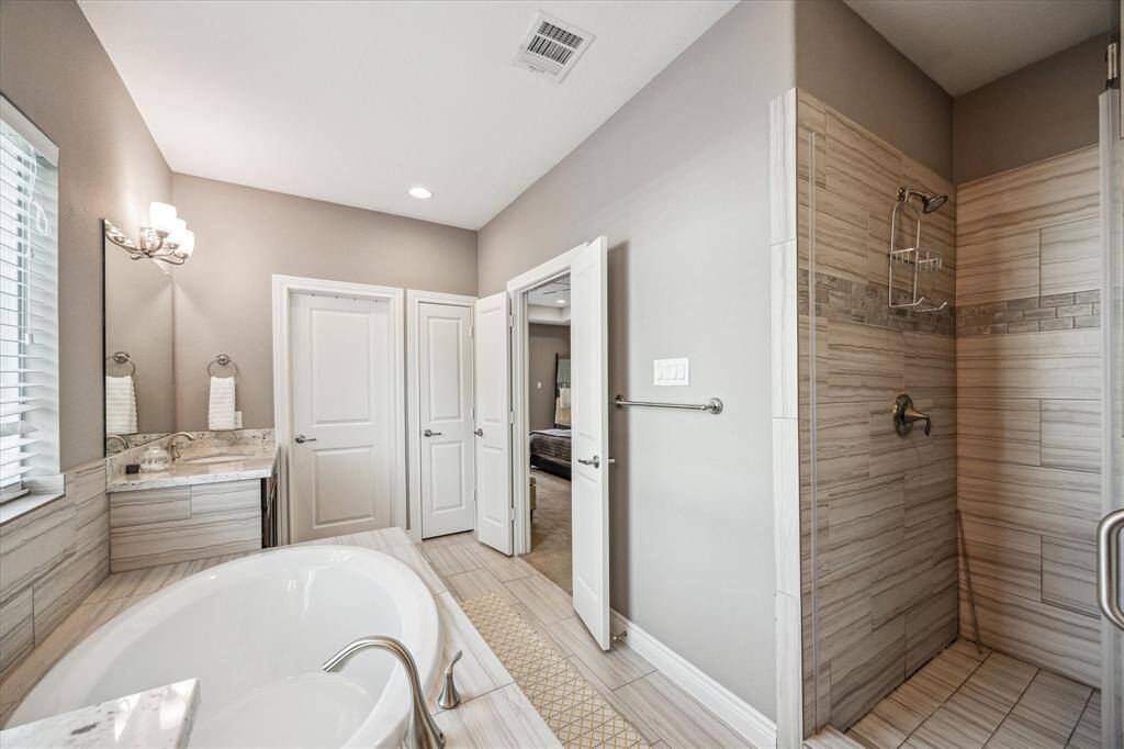 A view of the secondary bathroom.