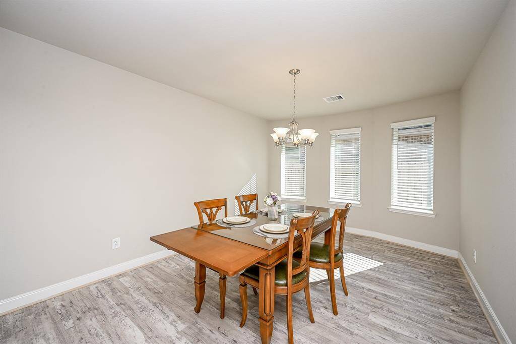 Dining or flex space 15x11