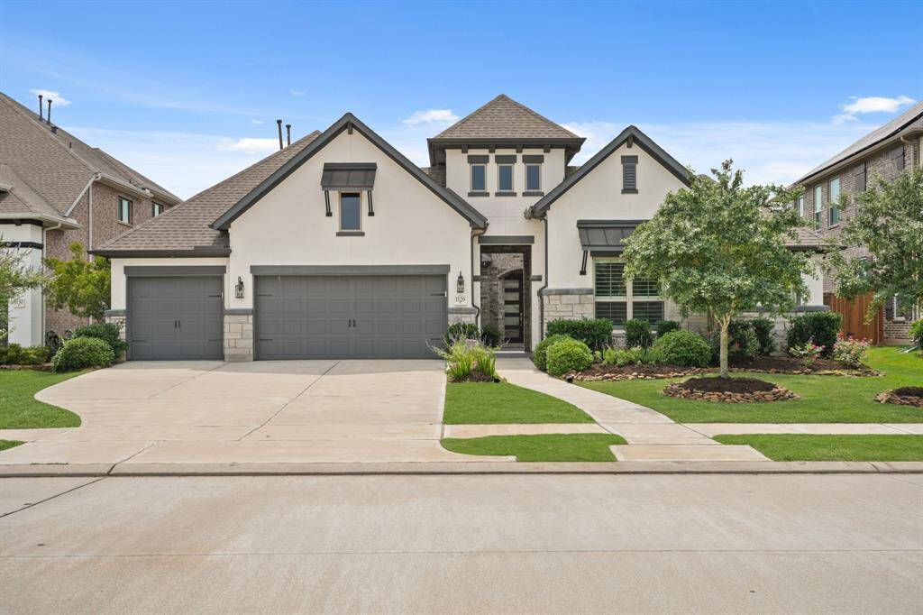 Welcome home to 1126 McMurtry Ridge, nestled in the prestigious Grayson Woods community! This stunning residence offers an exceptional blend of elegance, comfort, and modern charm in one of the area's most sought-after neighborhoods.