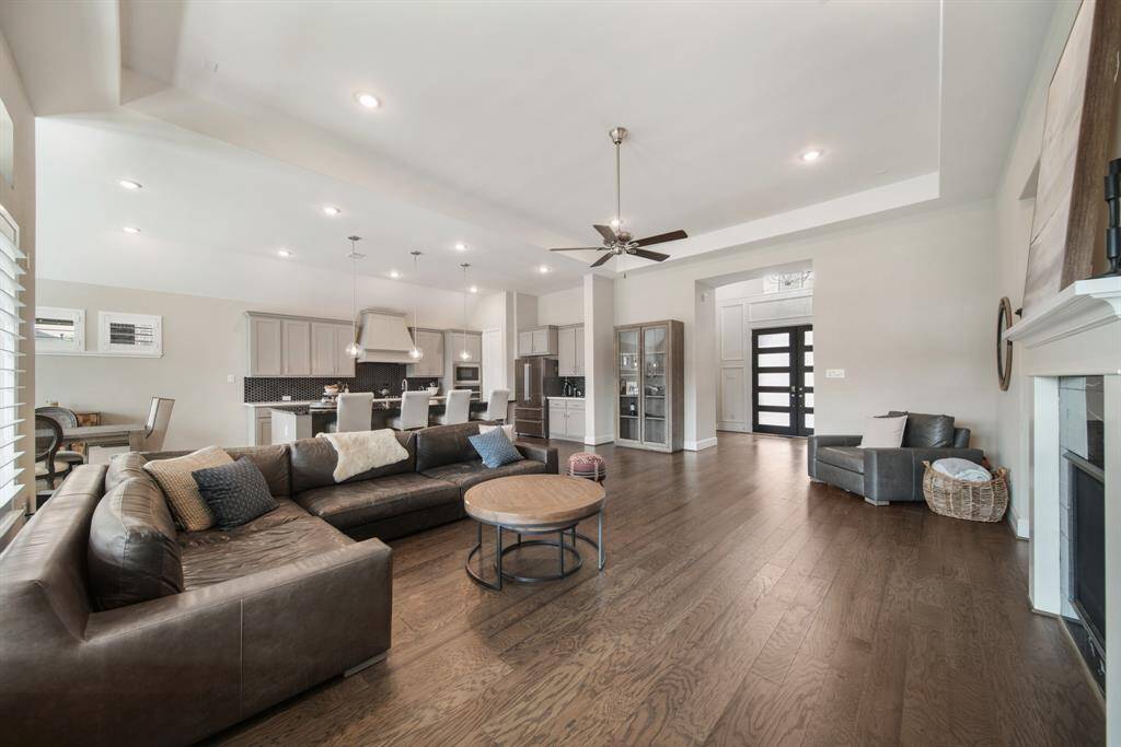 The open-concept living area flows effortlessly into the kitchen and breakfast nook, creating a harmonious space that’s perfectly designed for effortless entertaining and everyday gatherings.