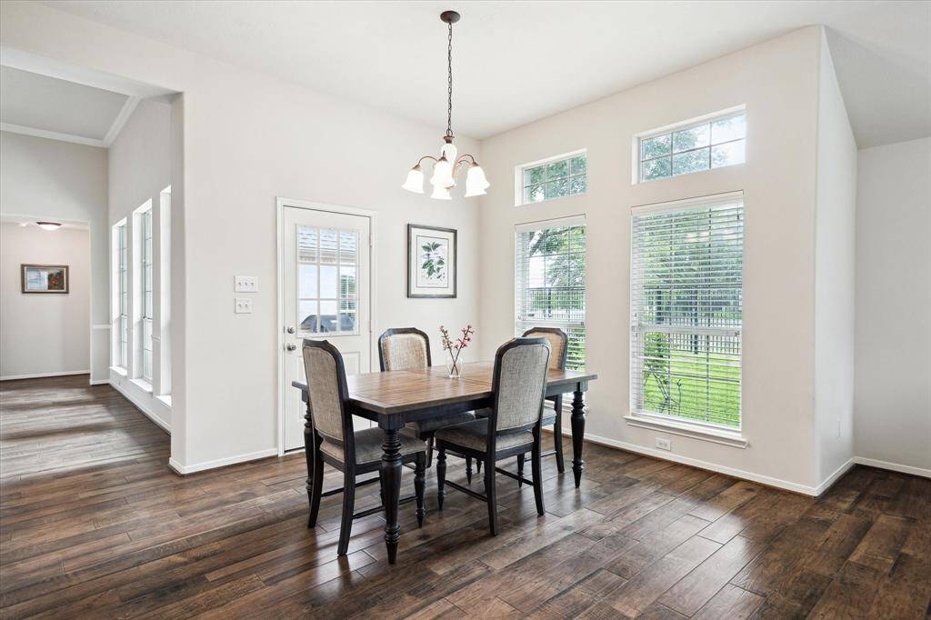 Whether it’s Wednesday night lasagna or Saturday morning pancakes, this cheerful breakfast area is the perfect spot to gather. With oversized windows wood-look tile flooring, it offers a bright and welcoming space for everyday meals and special moments alike.