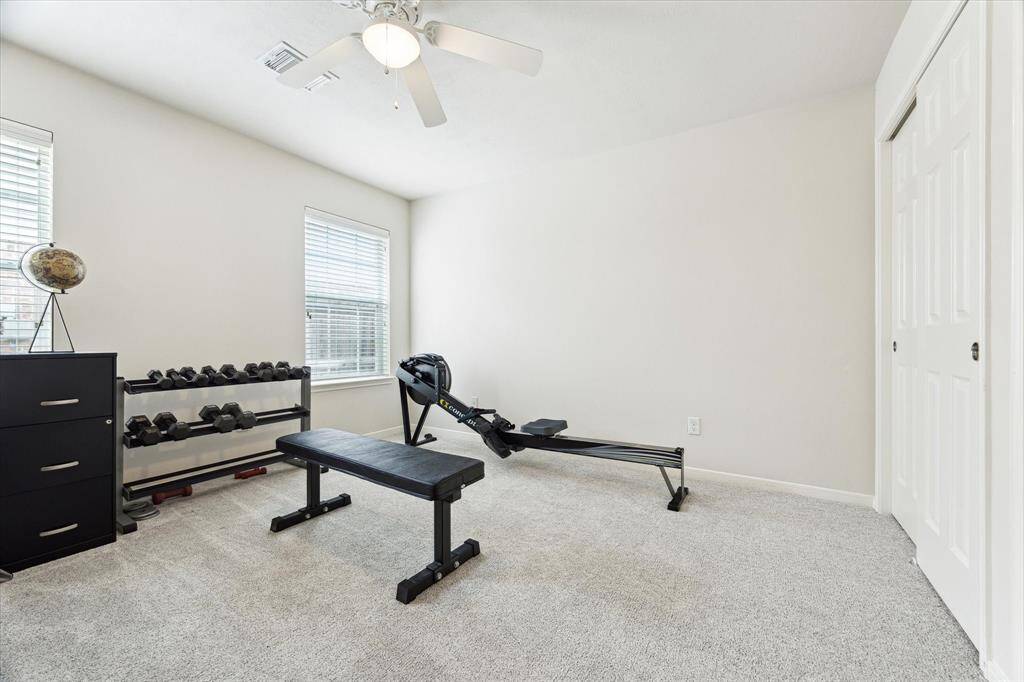With its neutral palette, and great natural light, this spacious bedroom is perfect for guests, a home gym, or a quiet retreat. It’s complete with a large closet and easy access to a full bathroom.