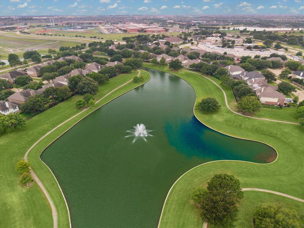 With a backyard that overlooks the scenic lake and walking trails, this tranquil setting creates the perfect backdrop for relaxed mornings or peaceful evenings outdoors.