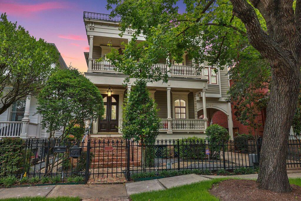 Welcome to 1132 Oxford in the Heart of the Heights!