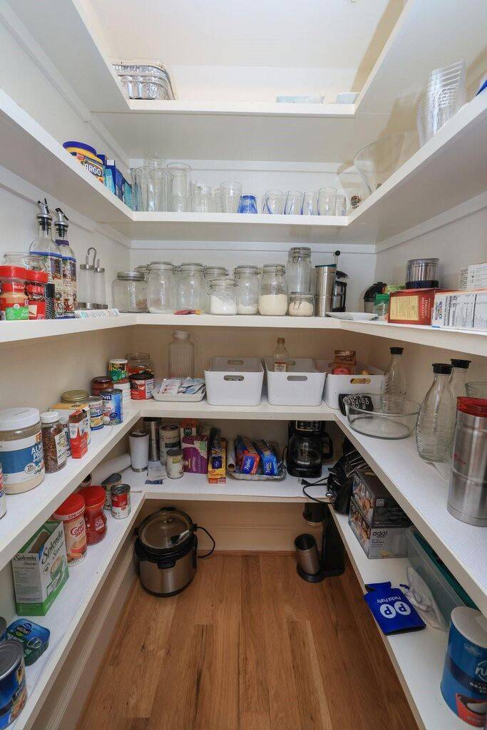 Walk in pantry!
