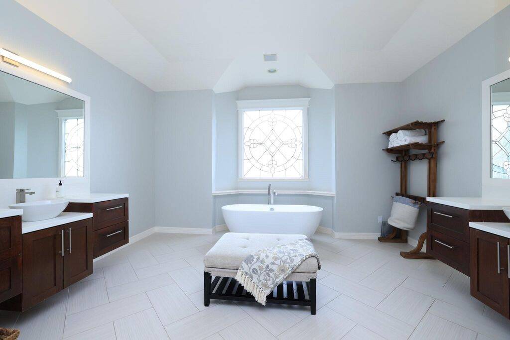 Enter the largest and most peaceful private bath you've seen! Is this not the Houstonian?!