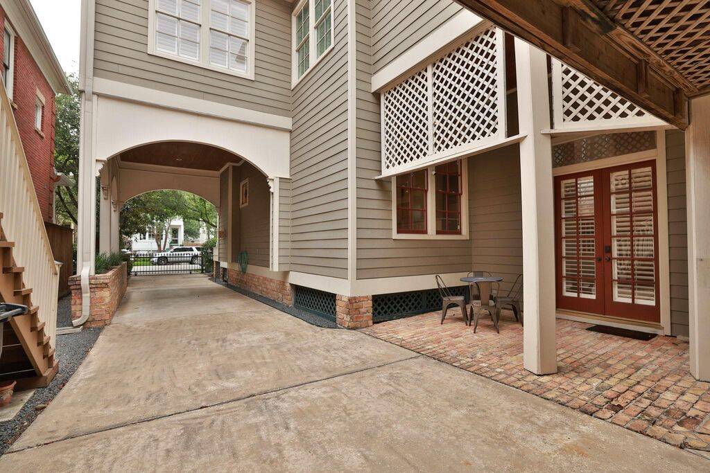 View of the porte cochere, note the second patio to the right and the French doors leading to the family room.