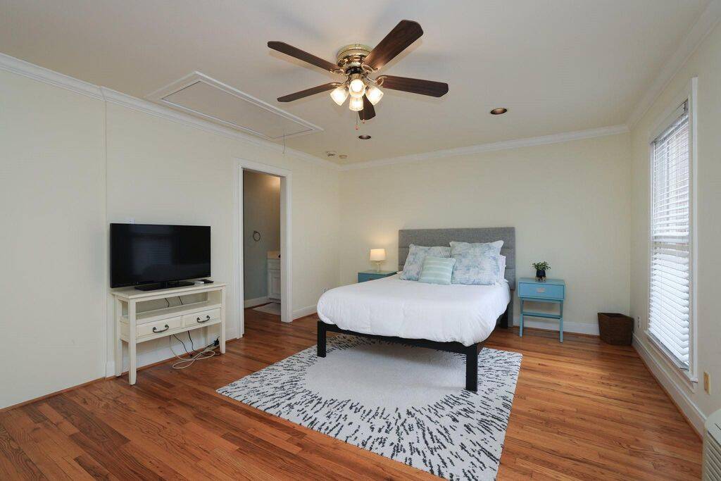 Large garage suite with hardwood floors and modern amenities.
