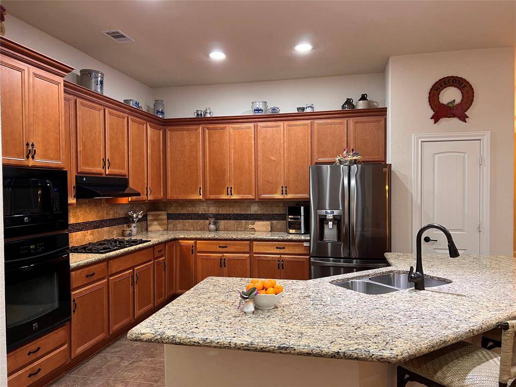 PLENTY OF CABINETS AND PANTRY SPACE.  UNDERMOUNT SINK.