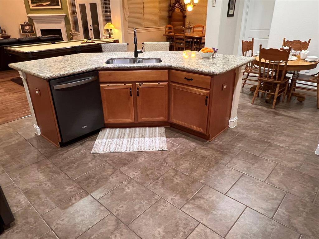 ISLAND HAS PLENTY OF ROOM FOR FOUR AS A INFORMAL EATING SPACE.  NEW DISHWASHER!  PLENTY OF ROOM FOR ALL THE COOKS IN THIS KITCHEN.