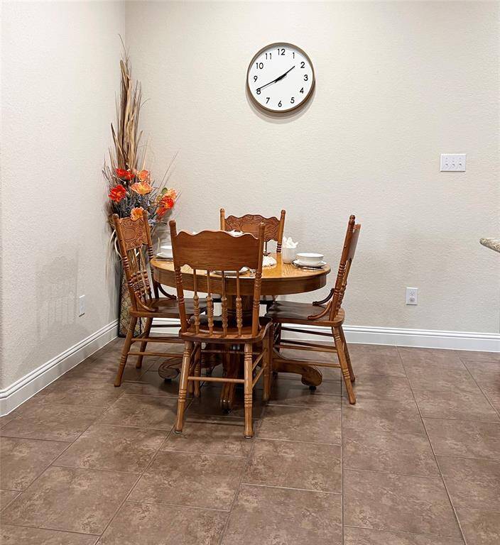 SPACIOUS CASUAL DINING / BREAKFAST AREA ADJACENT TO KITCHEN.