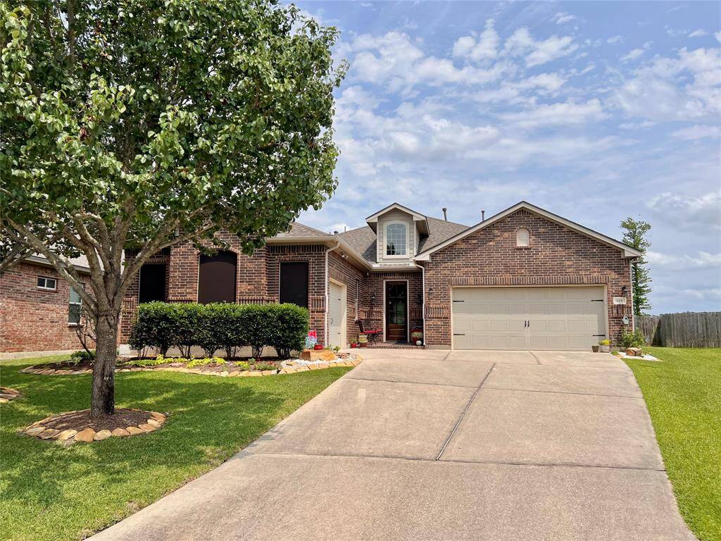 GREAT CULDESAC LOT WITH A LONG DRIVEWAY WITH AMPLE PARKING SPACE AND EASY ACCESS TO ADDITIONAL 3RD CAR GARAGE.