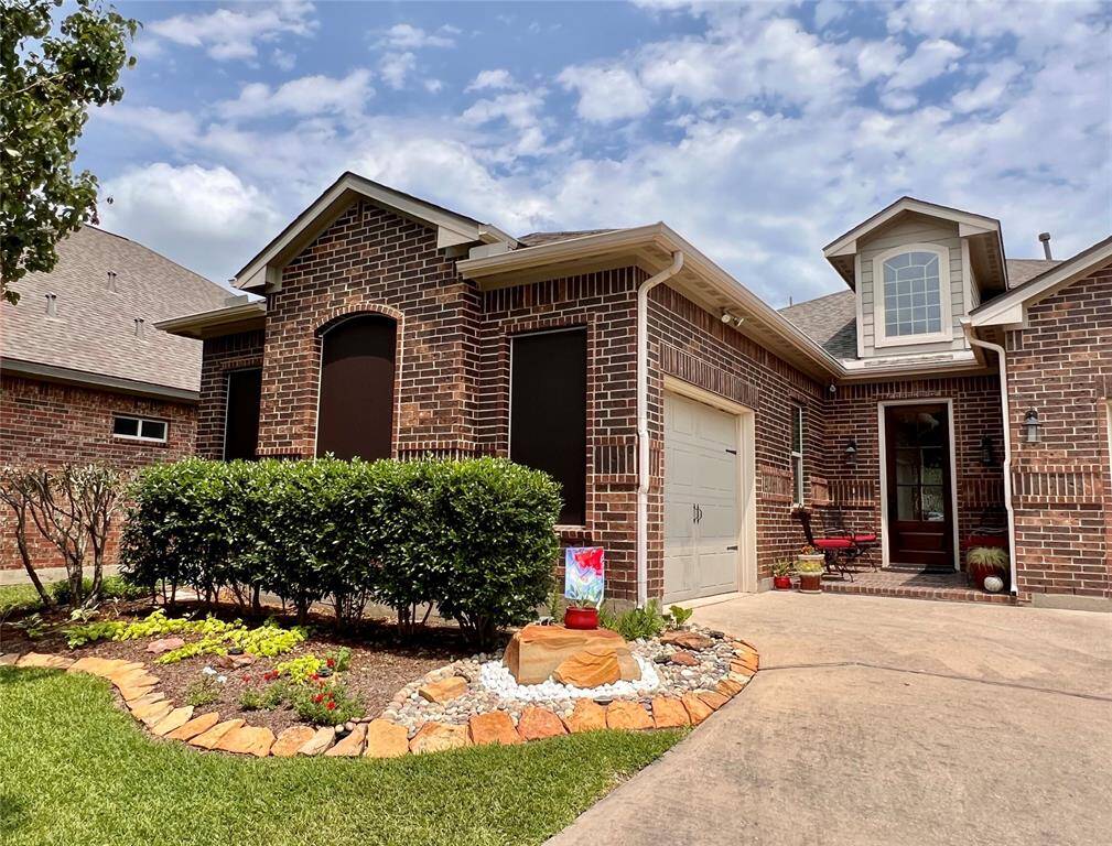 SPECTACULAR LANDSCAPING DESIGN PROVIDES GREAT CURB APPEAL.