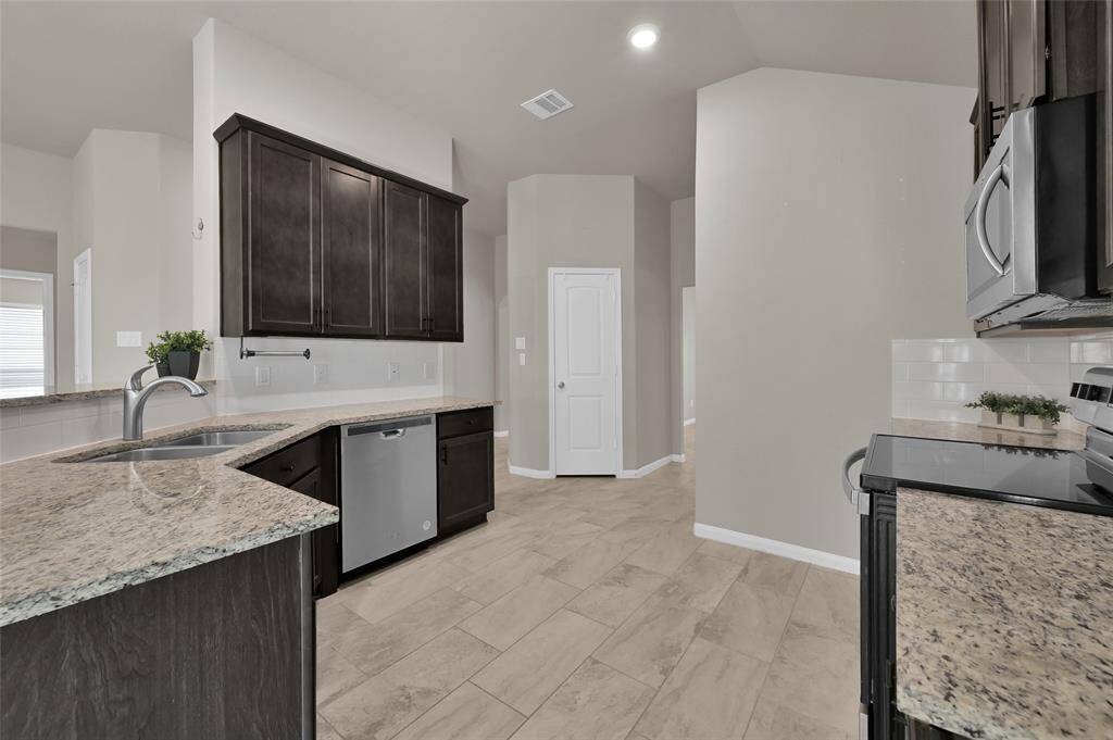 Stainless Steel Appliances and granite countertops. Lighted walk-in pantry.