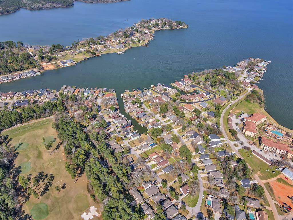 The Clear Water Neighborhood has easy access to Lake Conroe