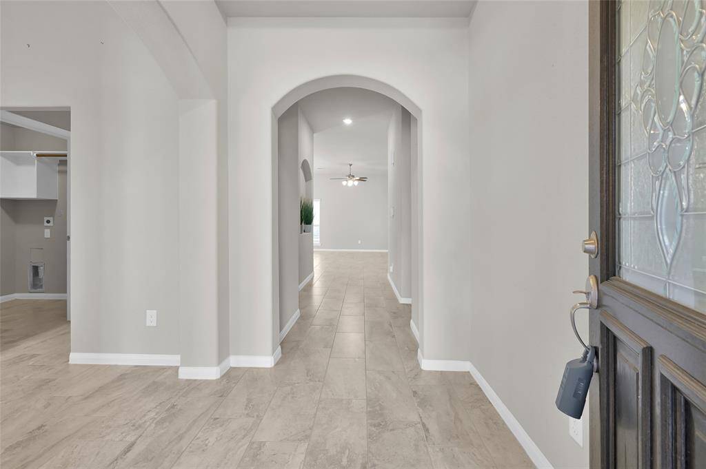 Open entry with archways and art nich. Beautiful ceramic tile throughout living areas.