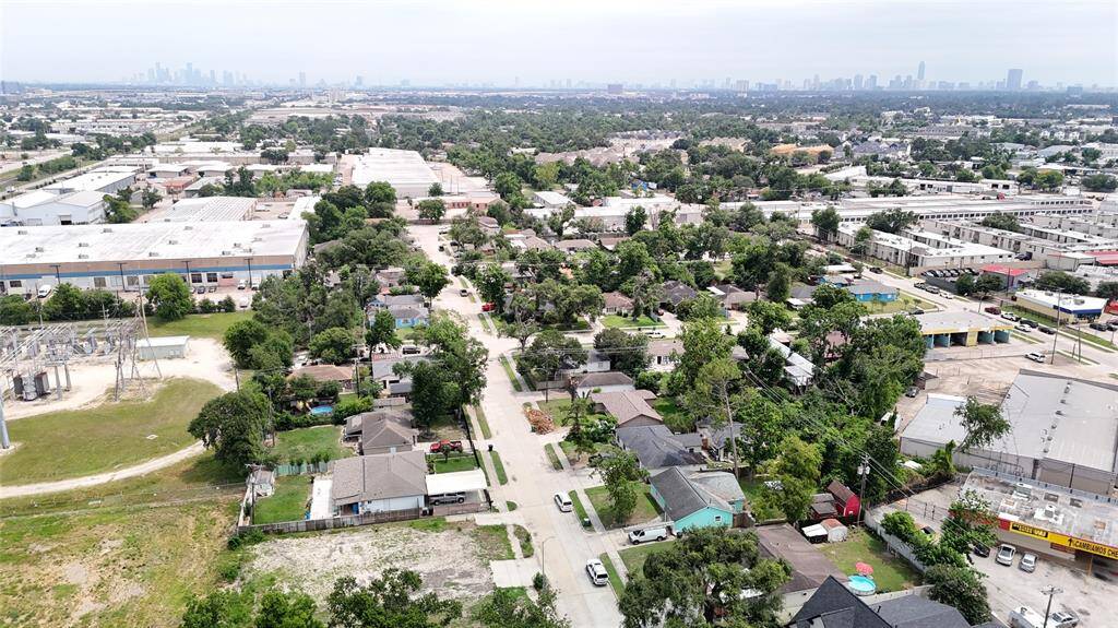 Lot with driveway to the R of existing house only