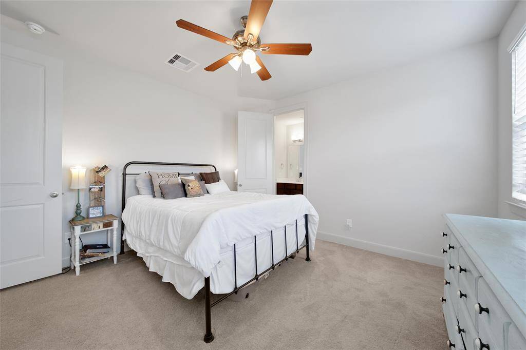 Secondary bedroom.
